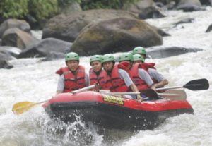 Petualangan Seru Di Arung Jeram Yang Bikin Basah Total