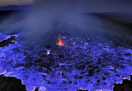 Ulasan Wisata Kawah Ijen pesona api biru yang langka