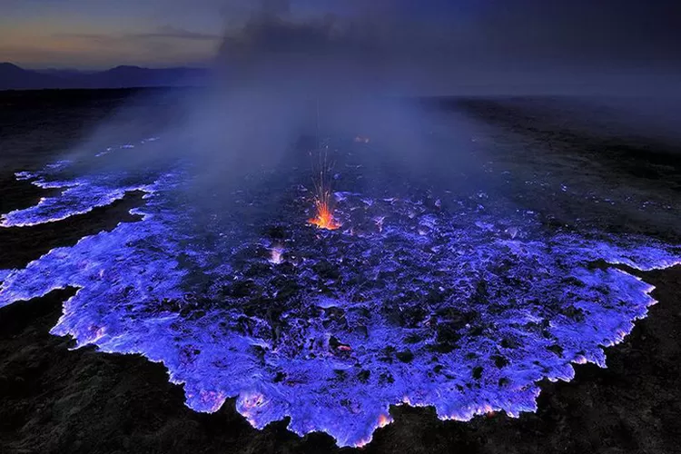 Keajaiban Kawah Ijen fenomena api biru yang sangat langka