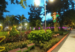 Wisata Santai dan Kuliner Malam di Taman Bungkul