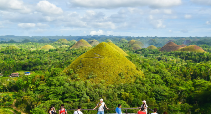 Pesona Chocolate Hills Bohol yang Unik dan Ikonik