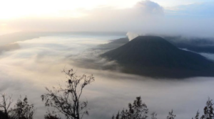 pesona-gunung-bromo-dengan-view-sunrise-ikonik