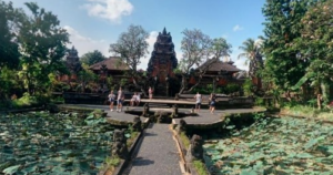 Wisata Spiritual dan Sejarah di Pura Taman Saraswati