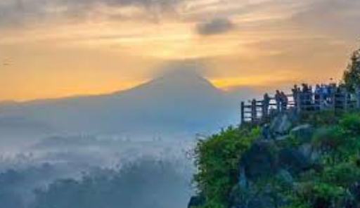 Keindahan Tebing Keraton Bandung Saat Sunrise