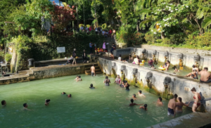 Review Air Panas Banjar: Tenang di Alam Tropis